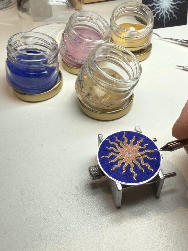 Montre Soleil rouge, émail Grand Feu cloisonné